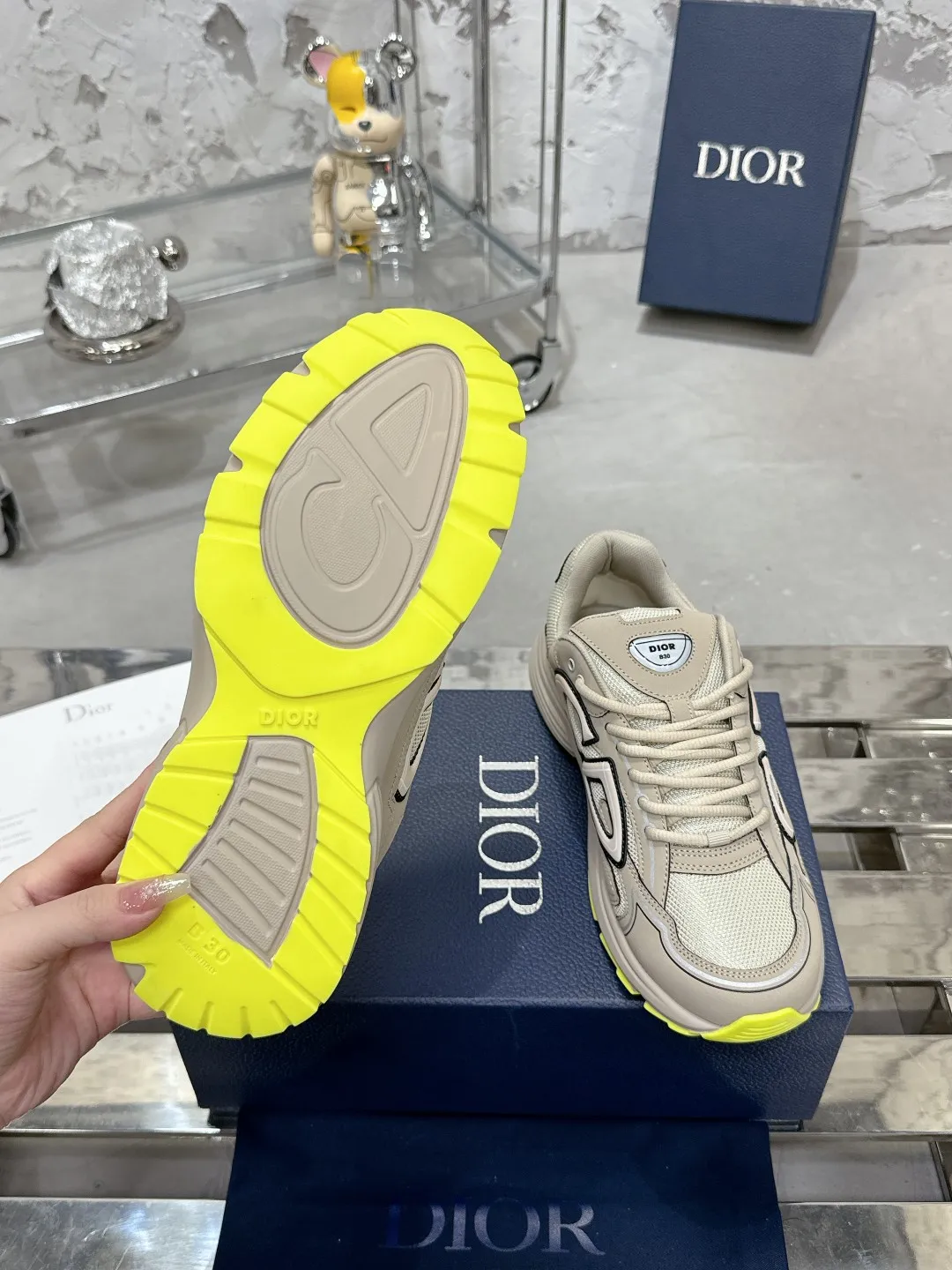 Men's men's shoes 💰600❤️❤️❤️High version Dior Dior's latest color matching B30 series reflective dad sneakers original 17380💰 purchased for development and production Brand new B30 sneakers Dad Shoes style shoes that follow the trend of the retro market The Dior logo on the tongue also indicates that this pair of shoes is the B30 model! B30 uses fine-textured leather and mesh cloth materials to form a shoe body. There are conspicuous letters CD on both sides of the shoe body to indicate identity. Many lines on the shoe body outline details to make the shoes look less monotonous and full of retro flavor. The delivery counter is exquisitely packaged🛍📦 ▪️Fabric: Original customized technical fabric + mesh ▪️Inner lining: Customized breathable lining ▪️Outsole: Original molded IP foam + TPU outsole ▪️Sole thickness: 3.5CM ▪️Size: Women’s size 35-40 / Men’s size 39-46